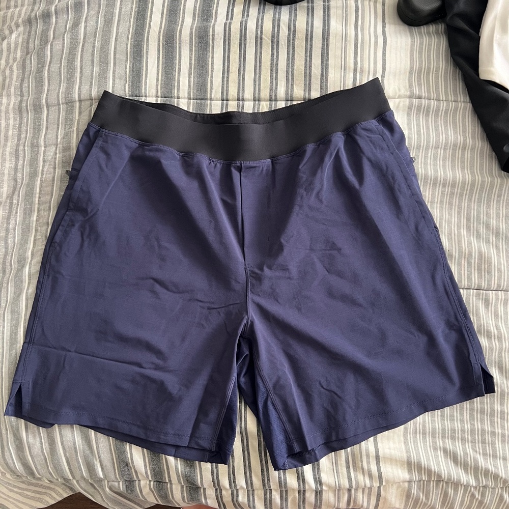 Fabletics Fundamental Short Mens XL Blue Lined Stretch Gym Pockets Active 9"